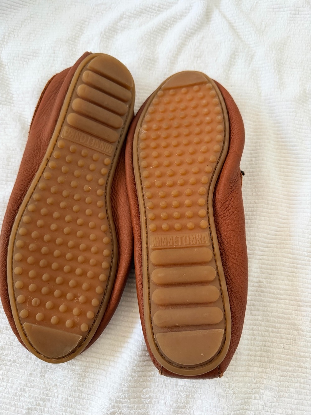 Minnetonka deerskin hard sole Brown Leather Kilty Moccasin with Bow - Picture 5 of 9